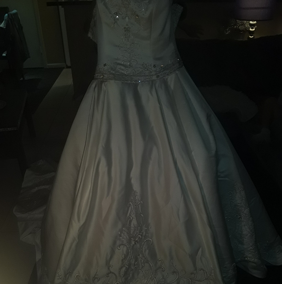Brand new wedding dress - Picture 6 of 7